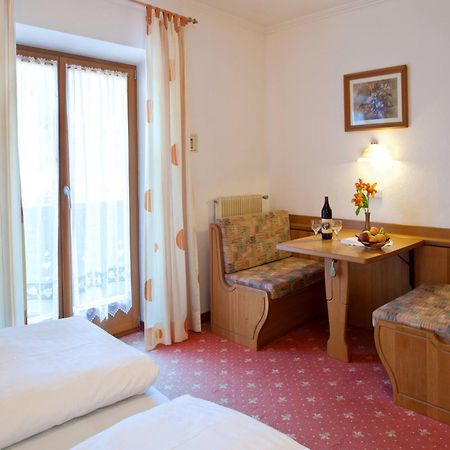 Hotel Pension Sonnegg Saltusio Room photo