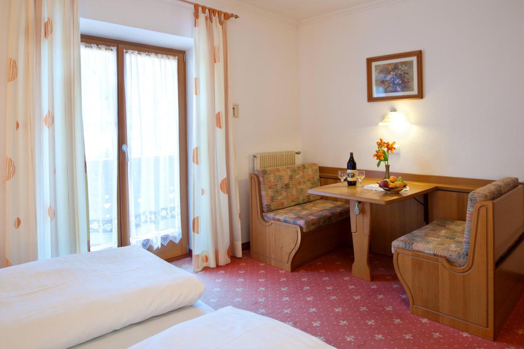 Hotel Pension Sonnegg Saltusio Room photo